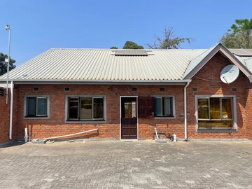 3 Bedroom Garden Flat In Newlands - USD$900 