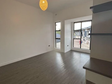 2 Bedroom Flat & Apartment