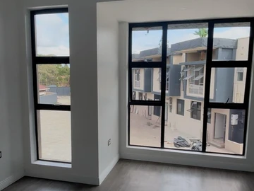 2 Bedroom Flat & Apartment